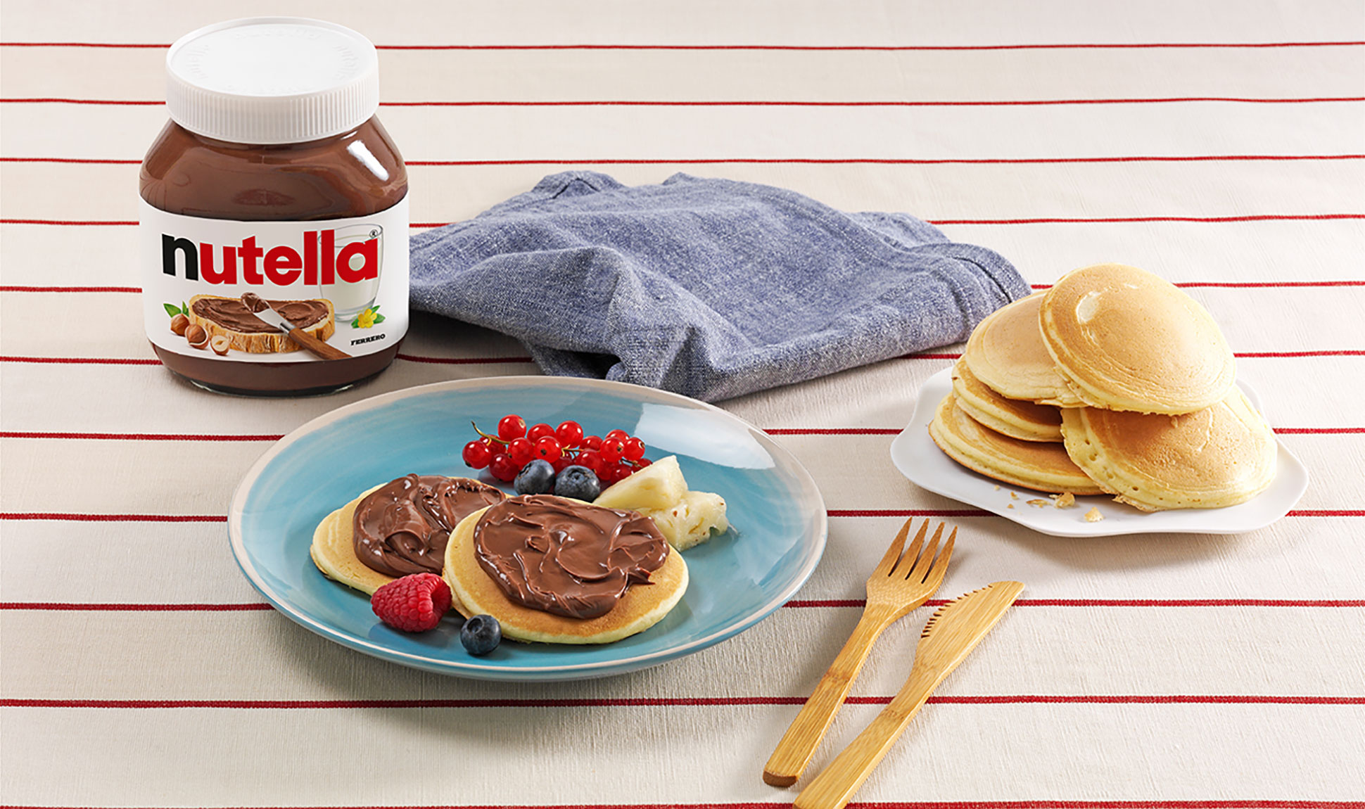 Mini pancakes with Nutella®and fruit